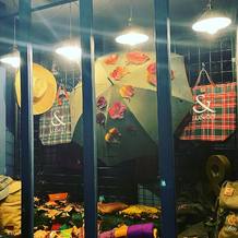 Colores de otoño , nuevo escaparate. Nueva colección de mochilas y nuestros famosos bolsos tartán ya disponibles, #telovasaperder⁉️ , ya disponibles en la web .